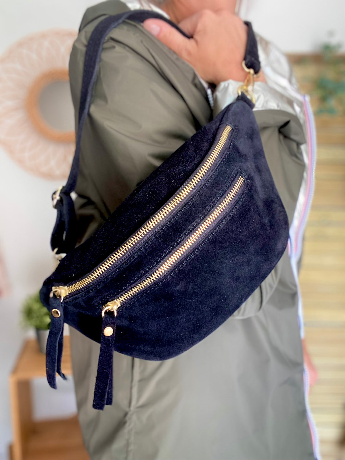 Sac banane avec poche avant, en cuir daim HOLLY - Noir