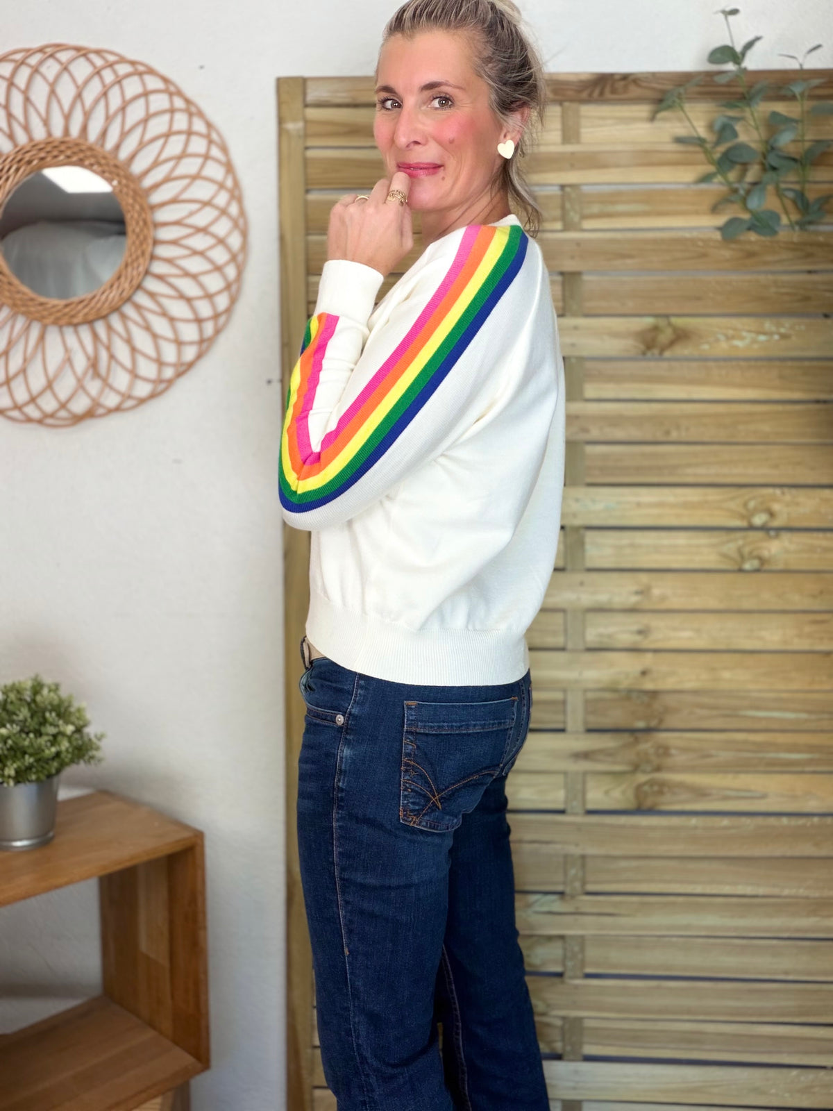 Pull fin avec bandes arc en ciel, col V - RAINBOW 🌈 Écru - Spring 2026