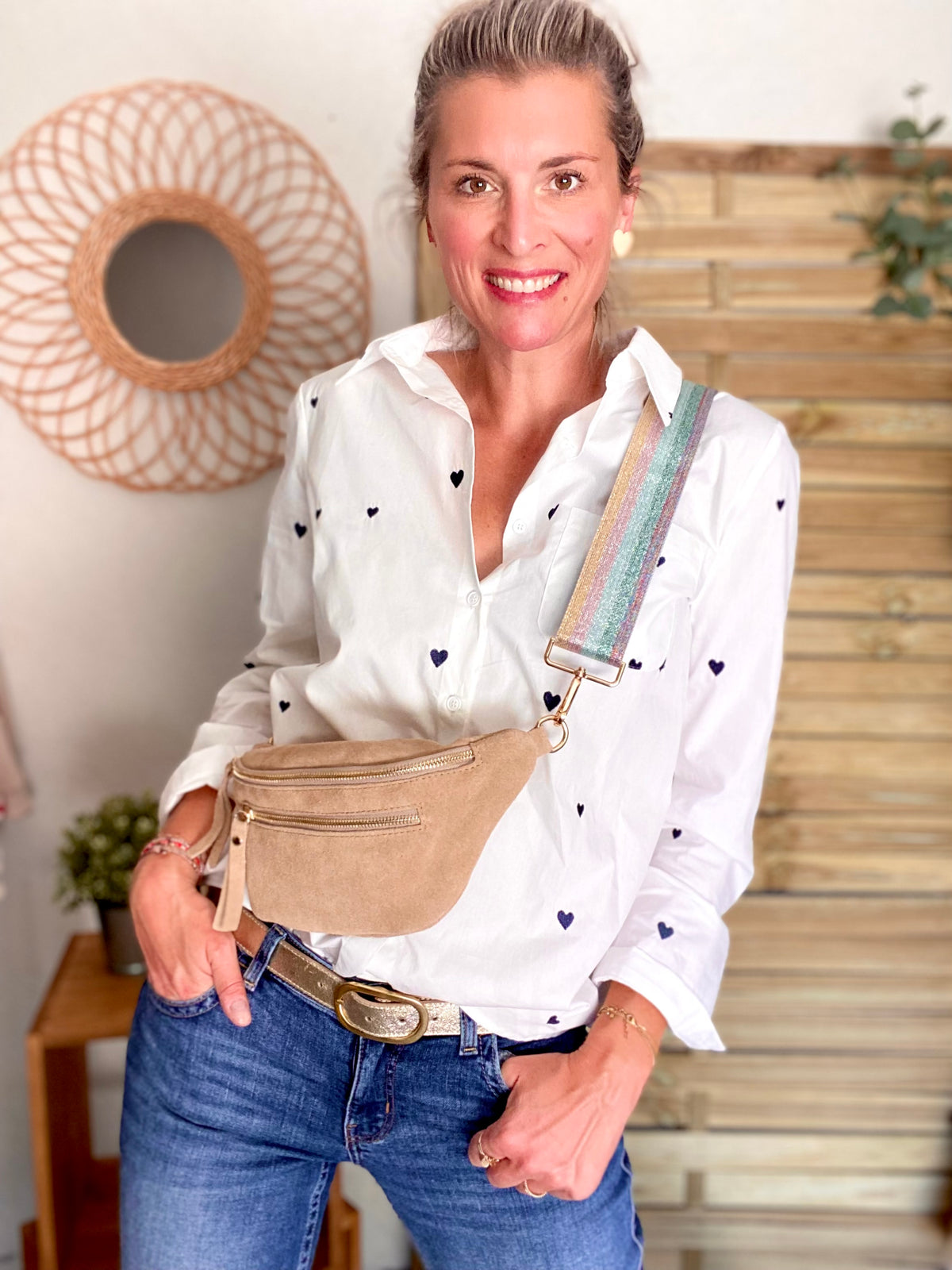 Sac banane avec poche avant, en cuir daim HOLLY - Taupe clair