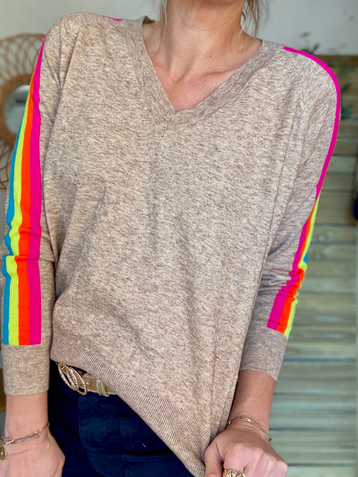 Pull fin avec bandes colorées, col V - RAINBOW 🌈 Taupe chiné - FIN DE SÉRIE