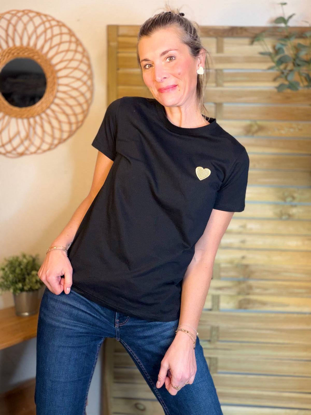 Tee shirt cœur brodé doré 💛 PIA Noir - FIN DE SÉRIE