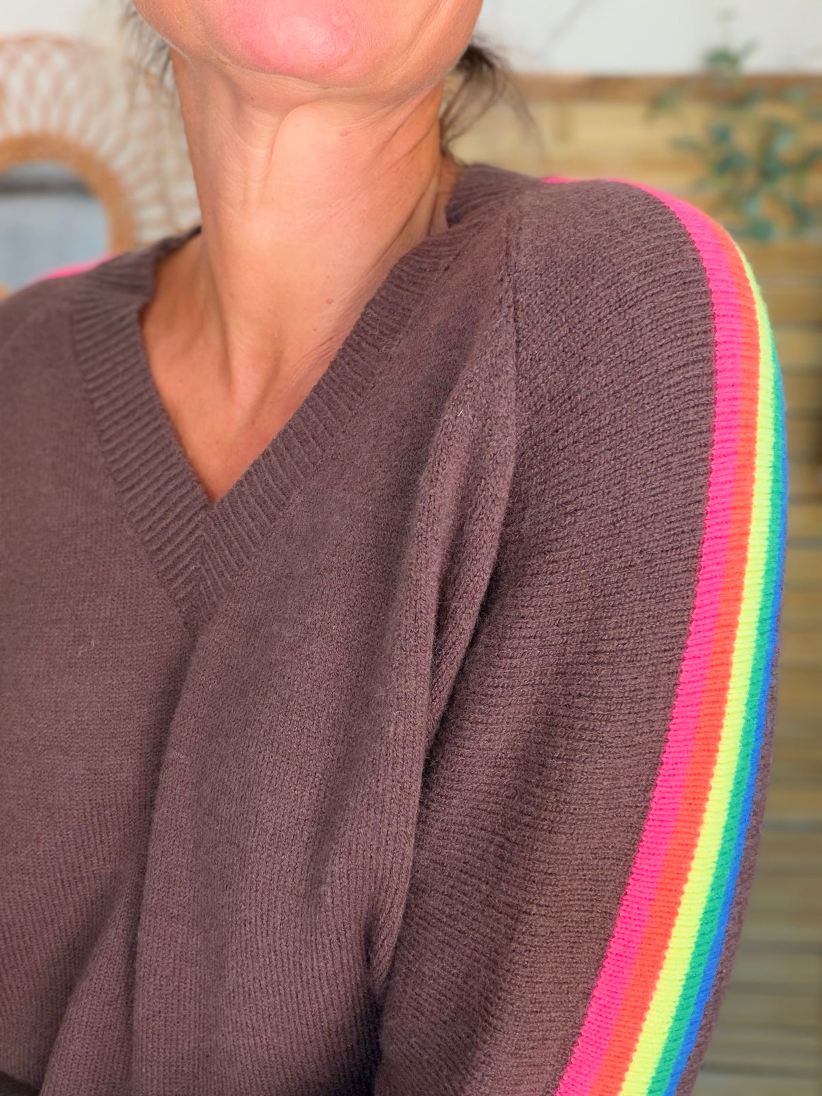 Pull épais avec bandes arc-en-ciel, col V - RAINBOW 🌈 Chocolat - Winter 2026
