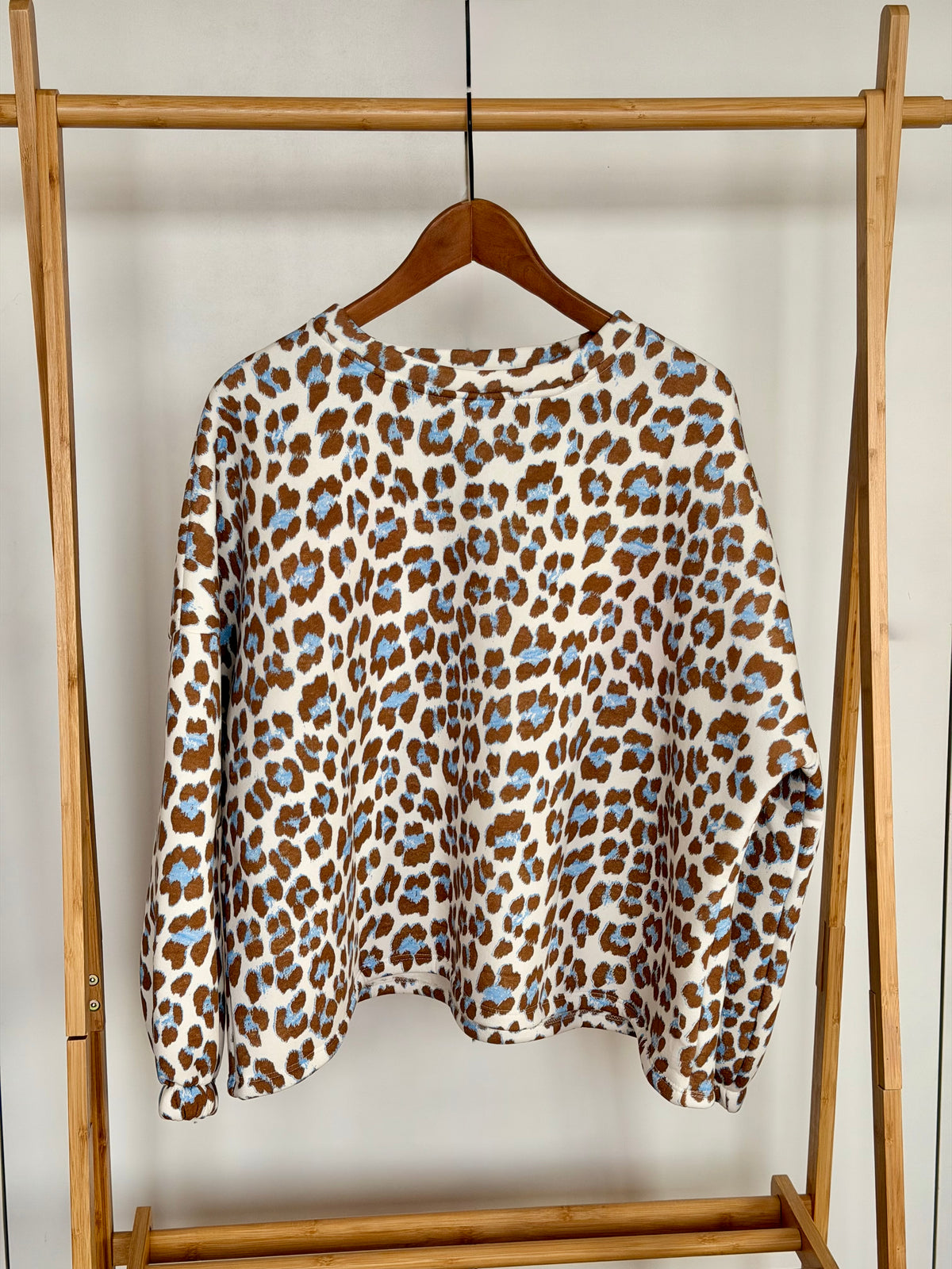 Sweat molleton oversized Léo bleu ciel GOOD VIBES - MIKA - FIN DE SÉRIE