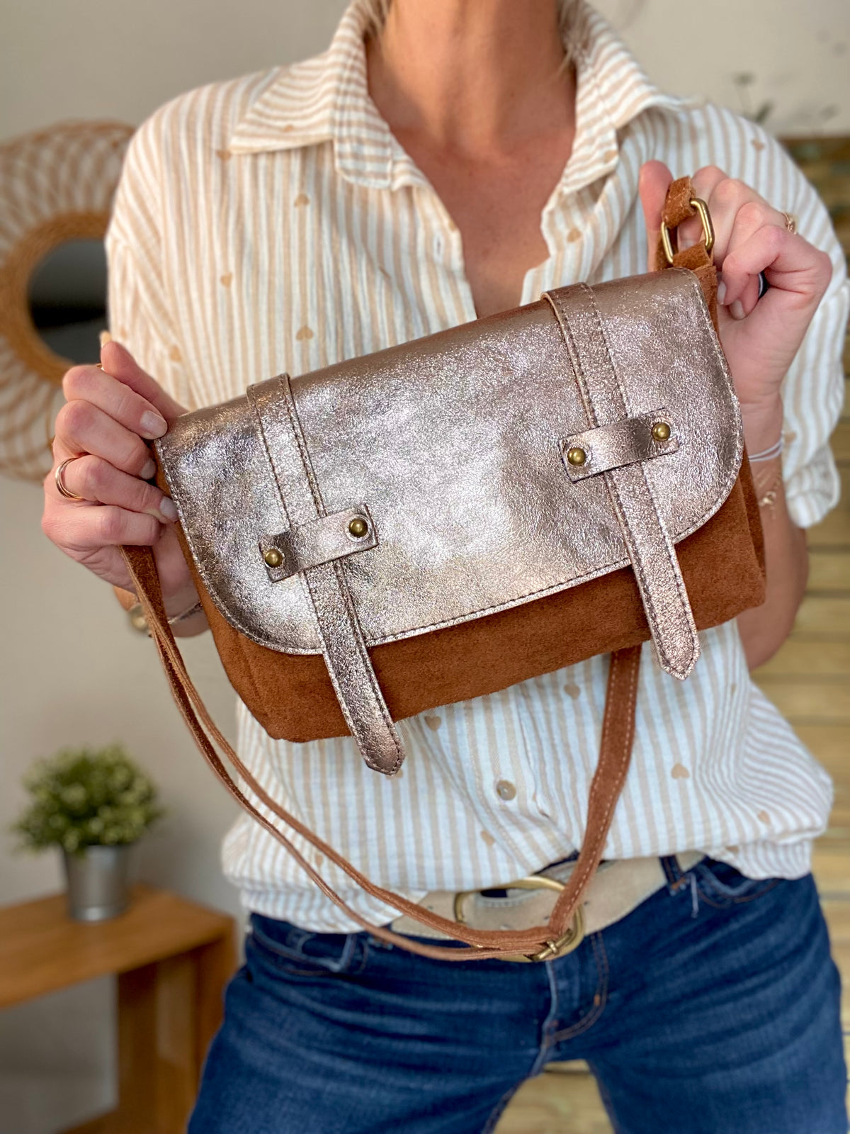 Sac bandoulière en cuir daim et irisé ESMÉE - Bronze / Camel