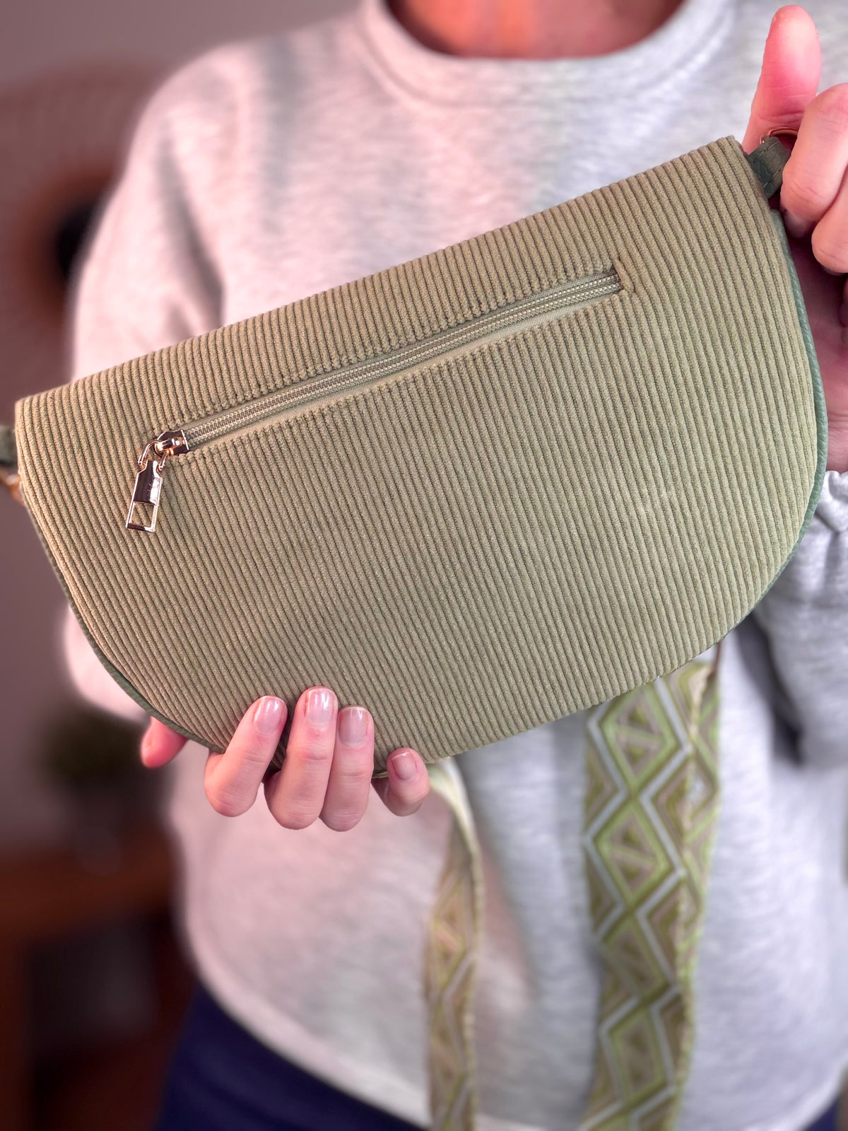 Sac banane en velours côtelé, sangle fantaisie - KATY - Vert sauge - FIN DE SÉRIE