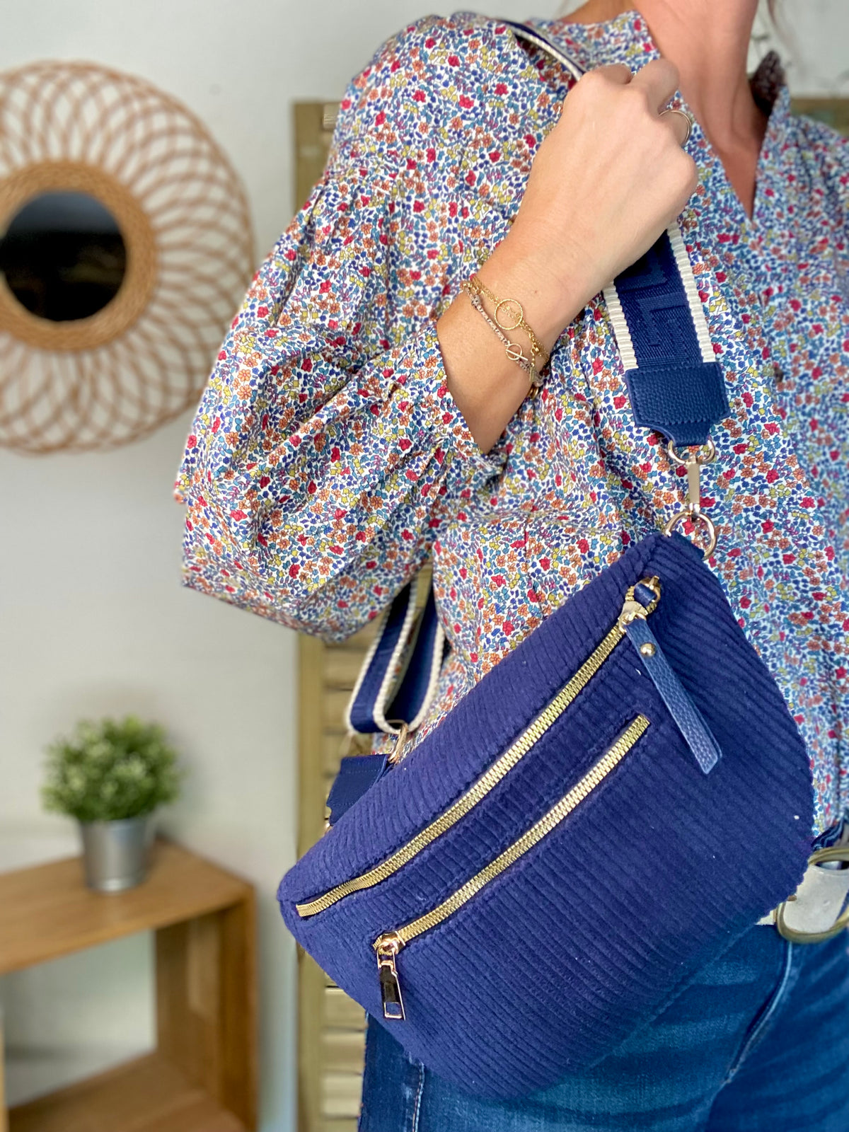 Sac banane L en velours côtelé 2 zips et sangle fantaisie - ASHLY - Bleu marine • FIN DE SÉRIE