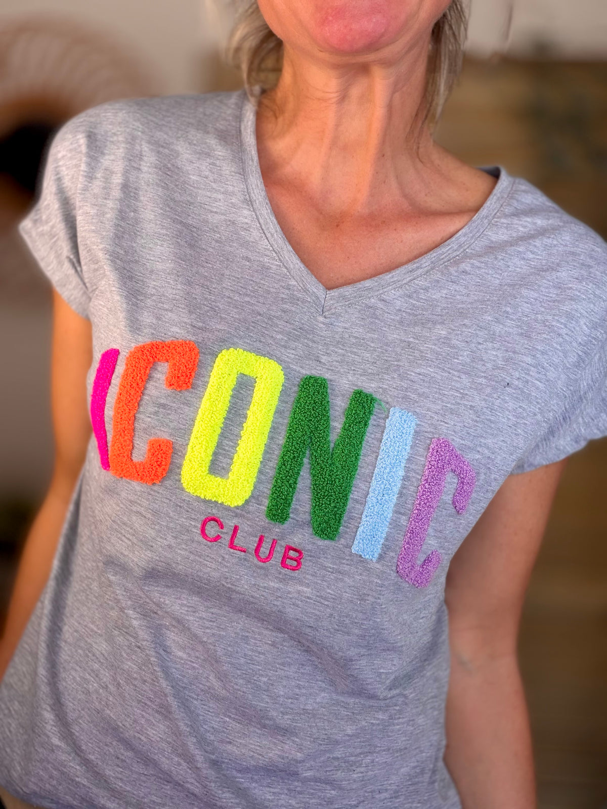 Tee shirt col V ICONIC club MIRANDA Gris - FIN DE SÉRIE