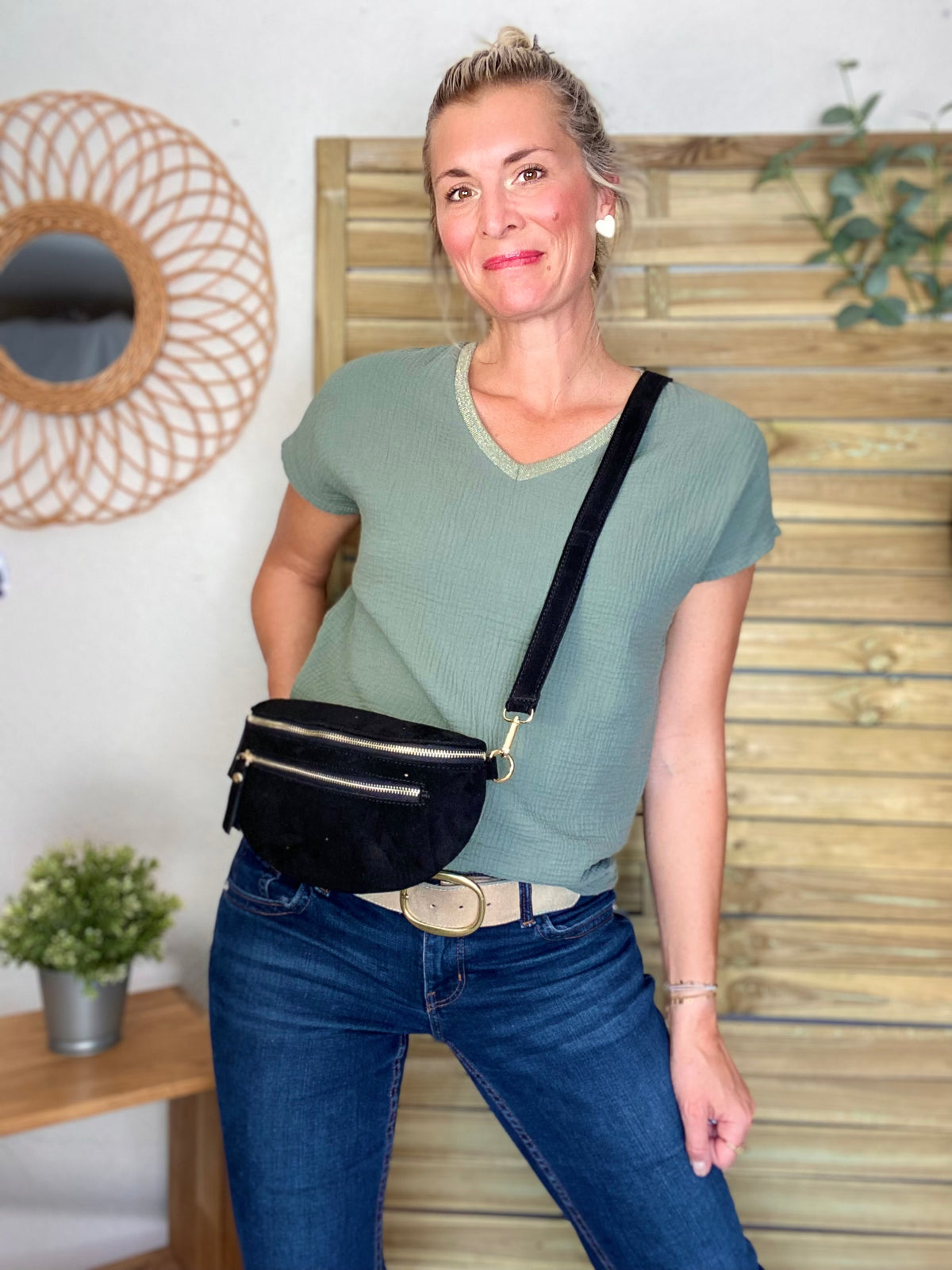 Sac banane en croûte de cuir + poche avant ALISON - Noir