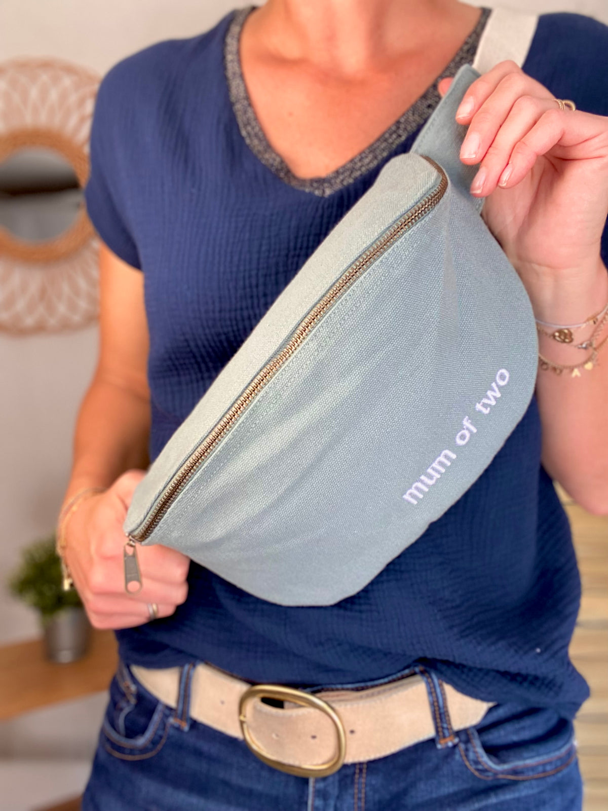 Sac banane en toile MUM OF - Vert sauge - FAMILY IMPACT STORIES - FIN DE SÉRIE