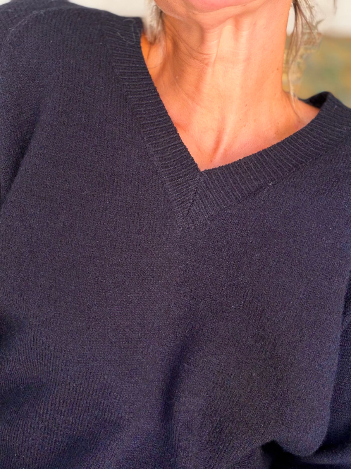 Pull épais avec bandes arc-en-ciel, col V - RAINBOW 🌈 Noir - Winter 2026