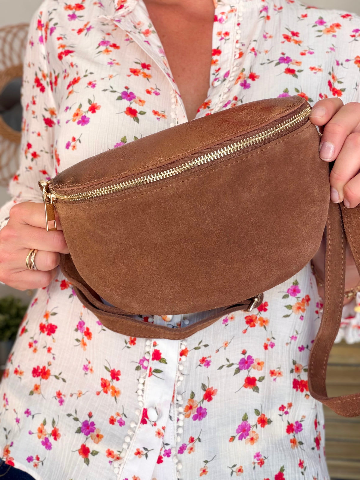 Sac banane M bi-matière en cuir irisé et velours 24cm - POLLY- Choco/Bronze • FIN DE SÉRIE