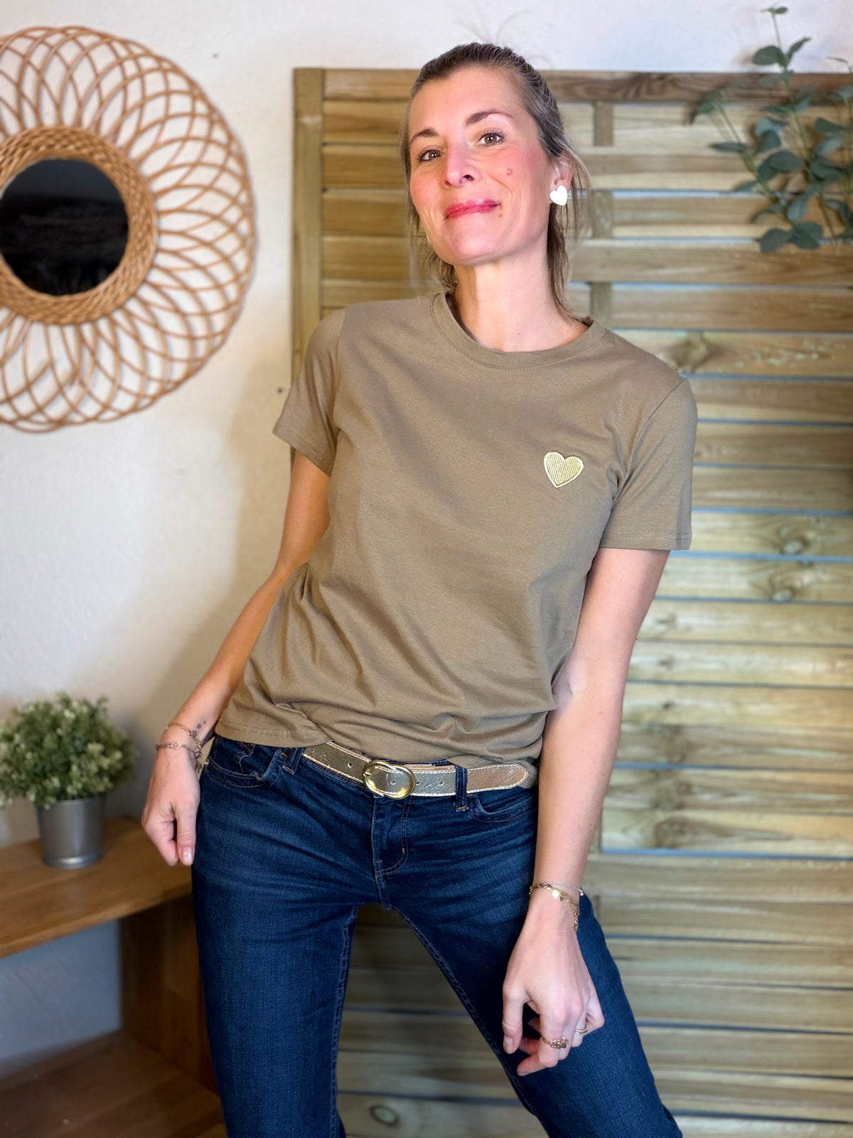 Tee shirt cœur brodé doré 💛 PIA Kaki - FIN DE SÉRIE
