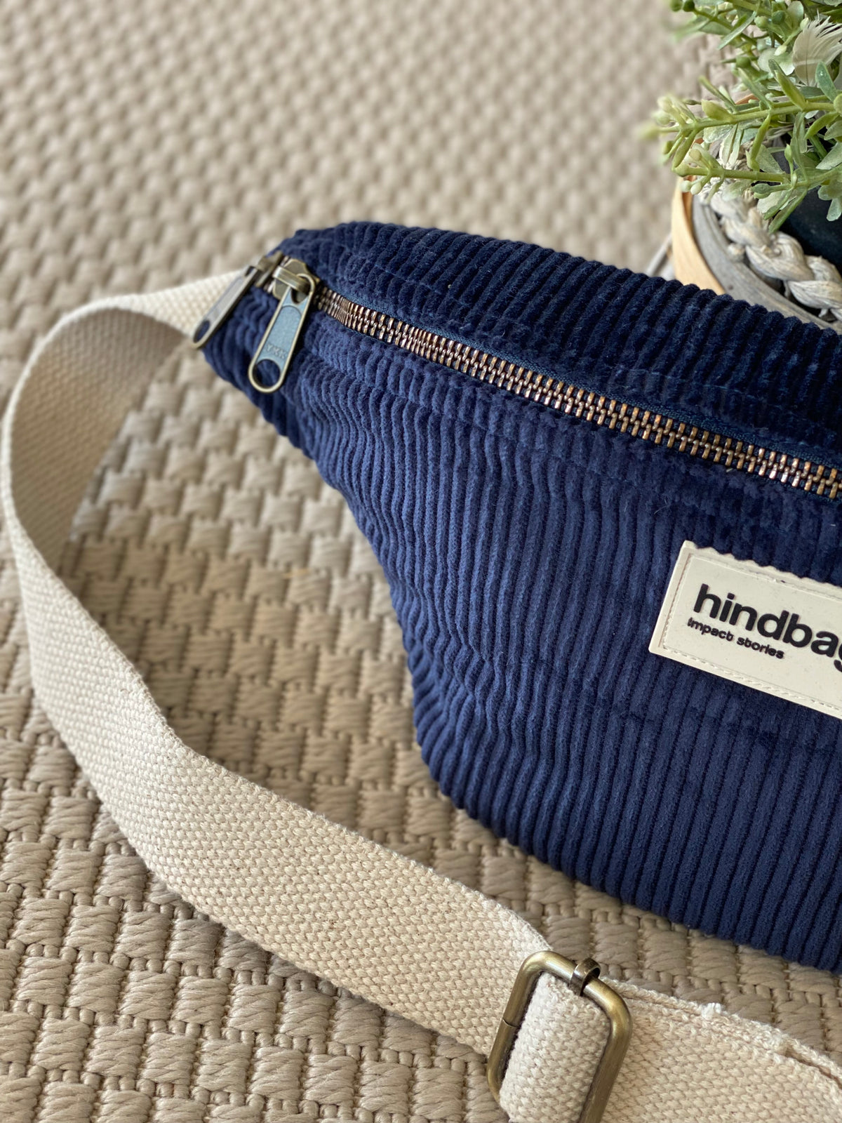 HINDBAG OLIVIA - Sac banane  Velours marine
