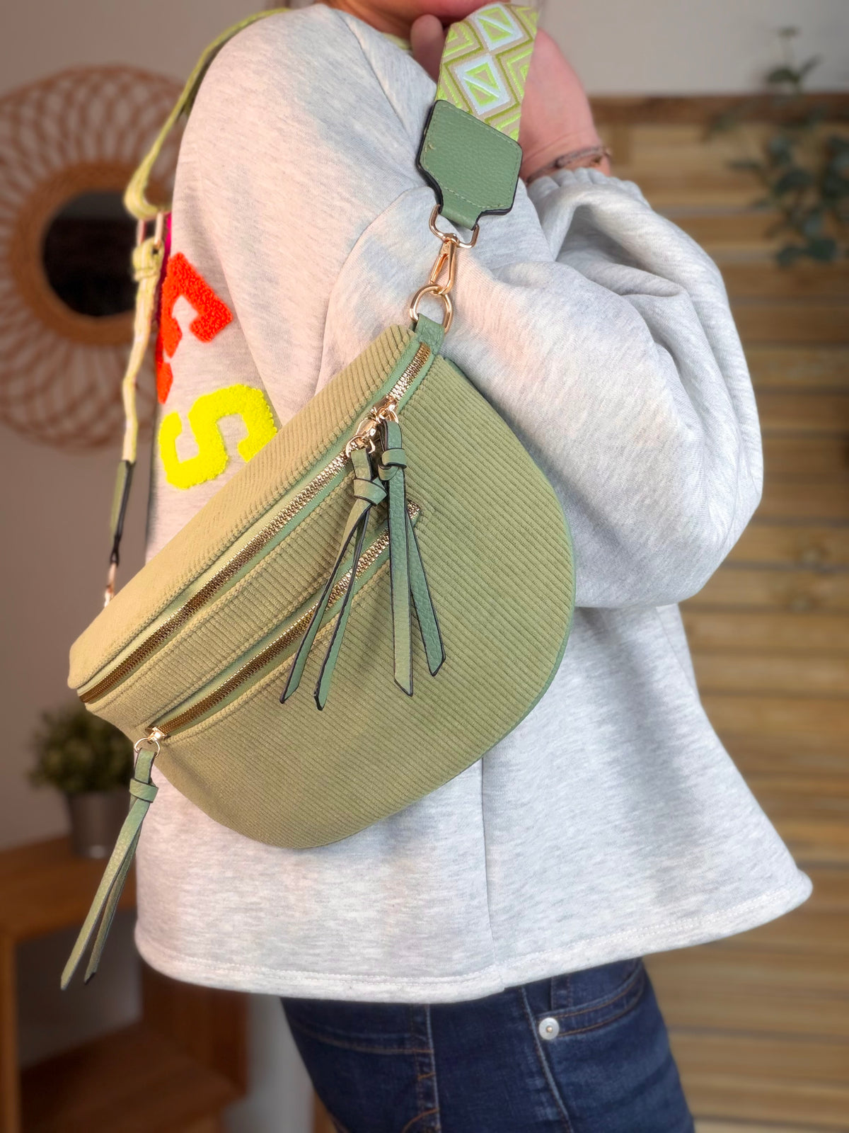 Sac banane en velours côtelé, sangle fantaisie - KATY - Vert sauge - FIN DE SÉRIE