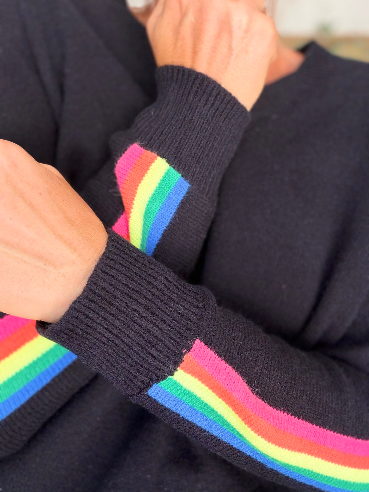 Pull épais avec bandes arc-en-ciel, col V - RAINBOW 🌈 Noir - Winter 2026