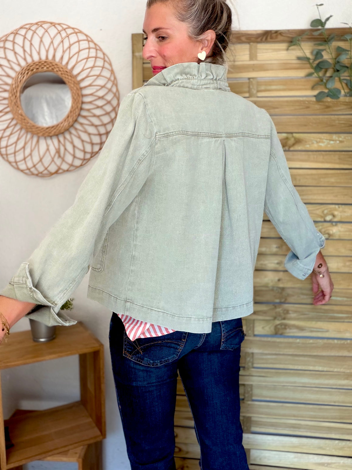 Veste courte légère col volanté JUNE - Vert sauge