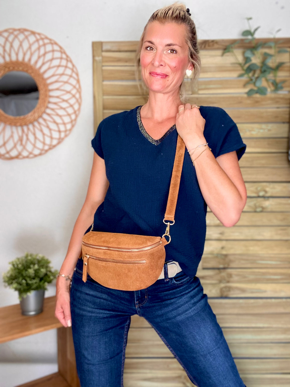 Sac banane en croûte de cuir + poche avant ALISON - Camel
