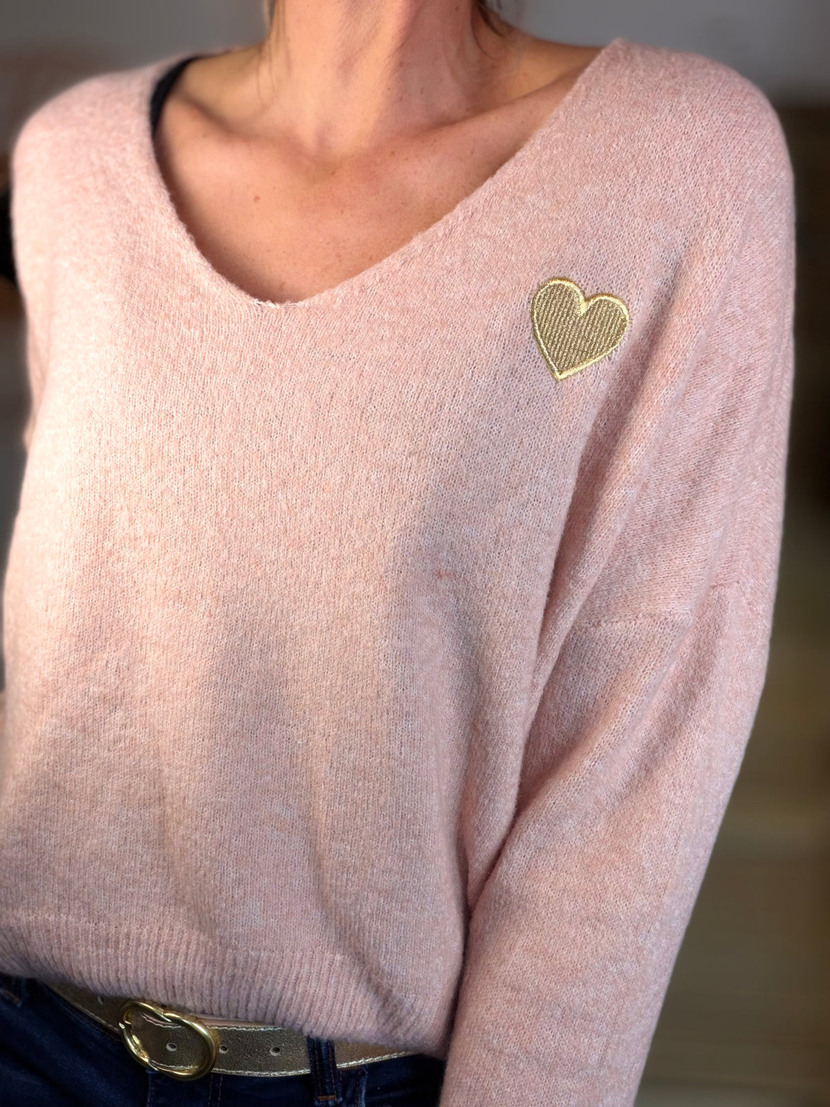 Pull léger en maille col V cœur doré brodé 💛 MELINA - Rose clair