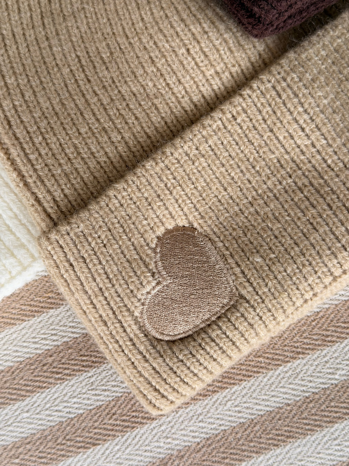 Bonnet avec écusson cœur ARTHUR (Femme et enfant) - FIN DE SÉRIE
