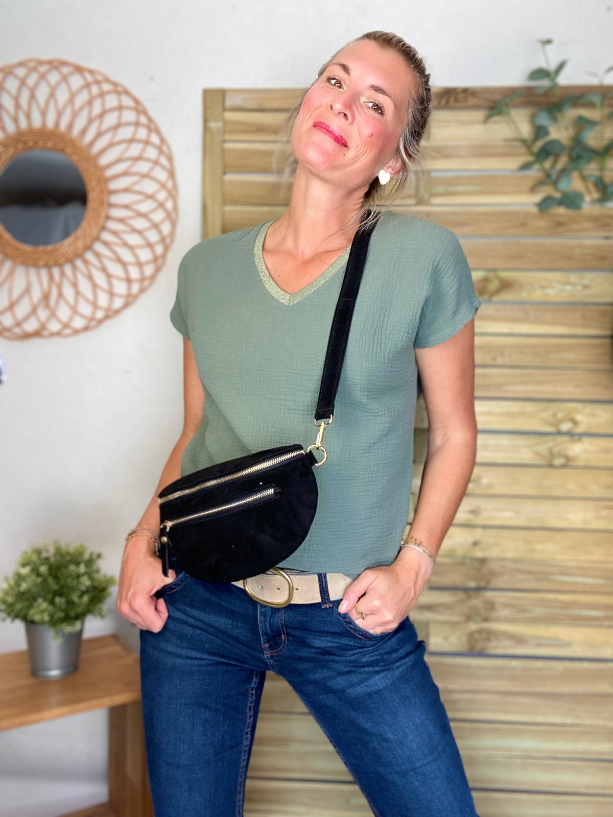 Sac banane en croûte de cuir + poche avant ALISON - Noir