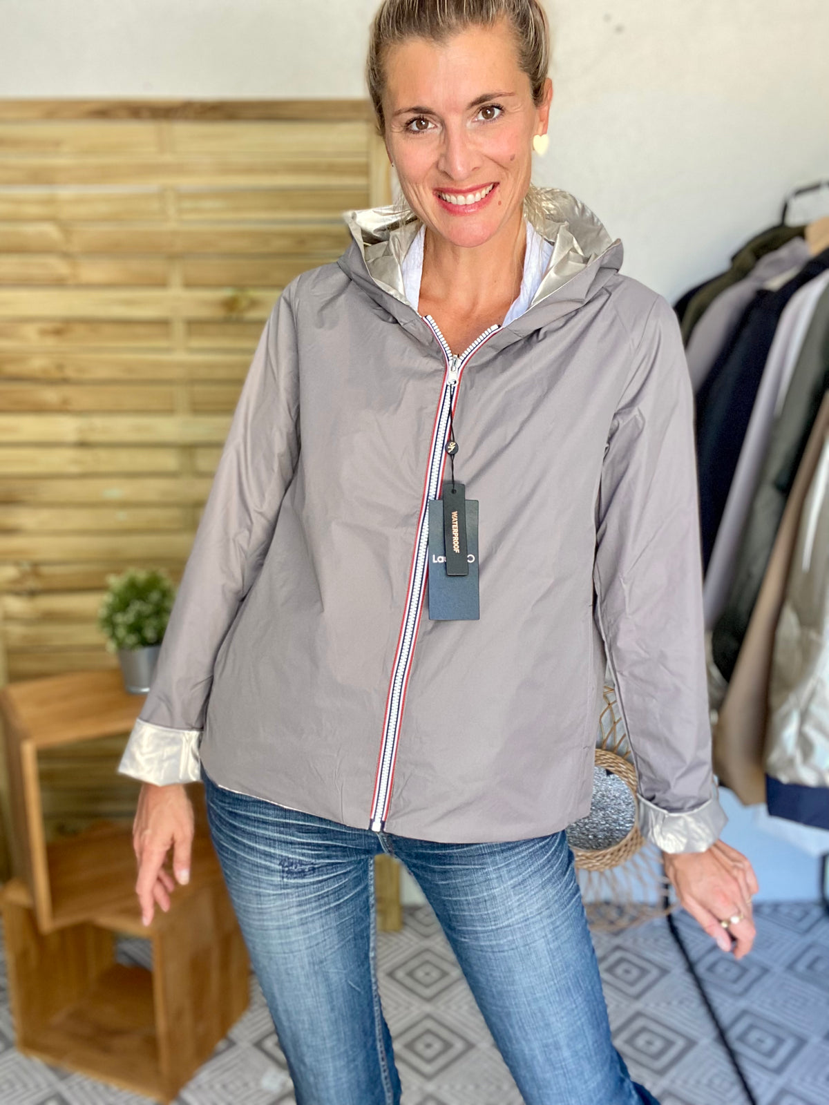 LAURA JO. Imperméable réversible léger GARANCE COURT - Gris taupe/Doré