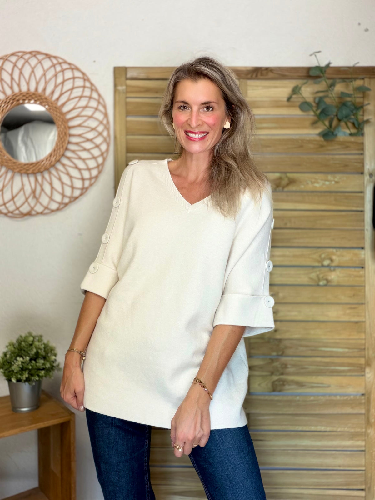 Pull long, col V, ornements boutons CHIARA Écru
