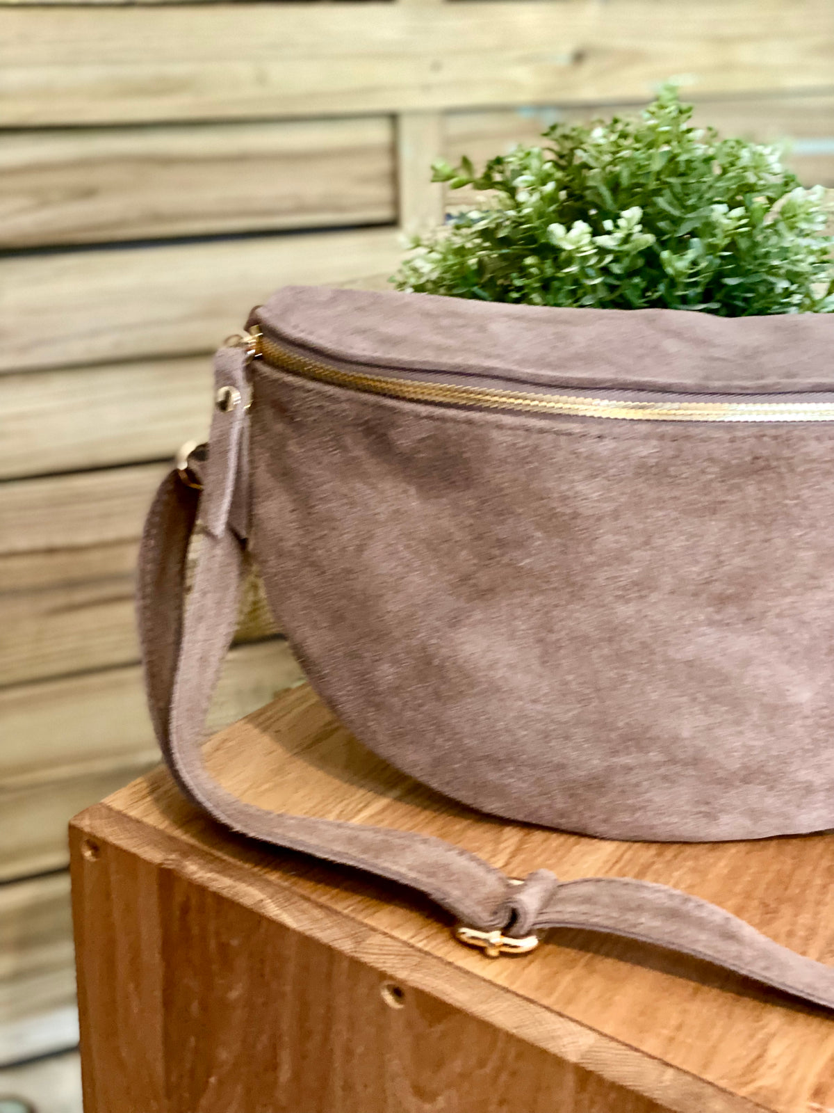 Sac banane XL en cuir velours 30cm JUDY - Taupe