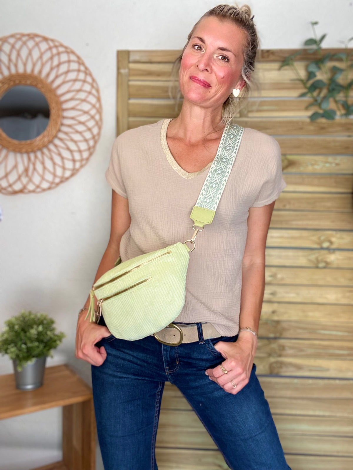 Sac banane L en velours côtelé 2 zips et sangle bicolore - ASHLY - Vert d’eau • FIN DE SÉRIE