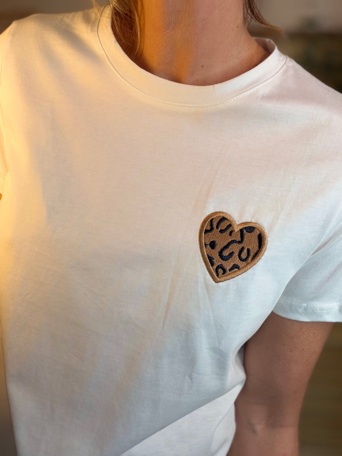 Tee shirt cœur brodé Léo 🐆 MONA Blanc - FIN DE SÉRIE
