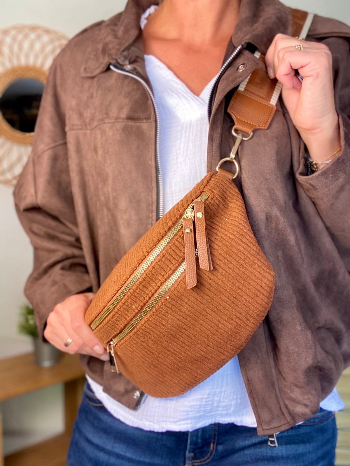 Sac banane L en velours côtelé 2 zips et sangle fantaisie - ASHLY - Camel foncé • FIN DE SÉRIE