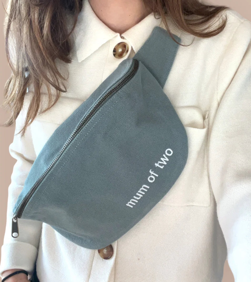 Sac banane en toile MUM OF - Vert sauge - FAMILY IMPACT STORIES - FIN DE SÉRIE