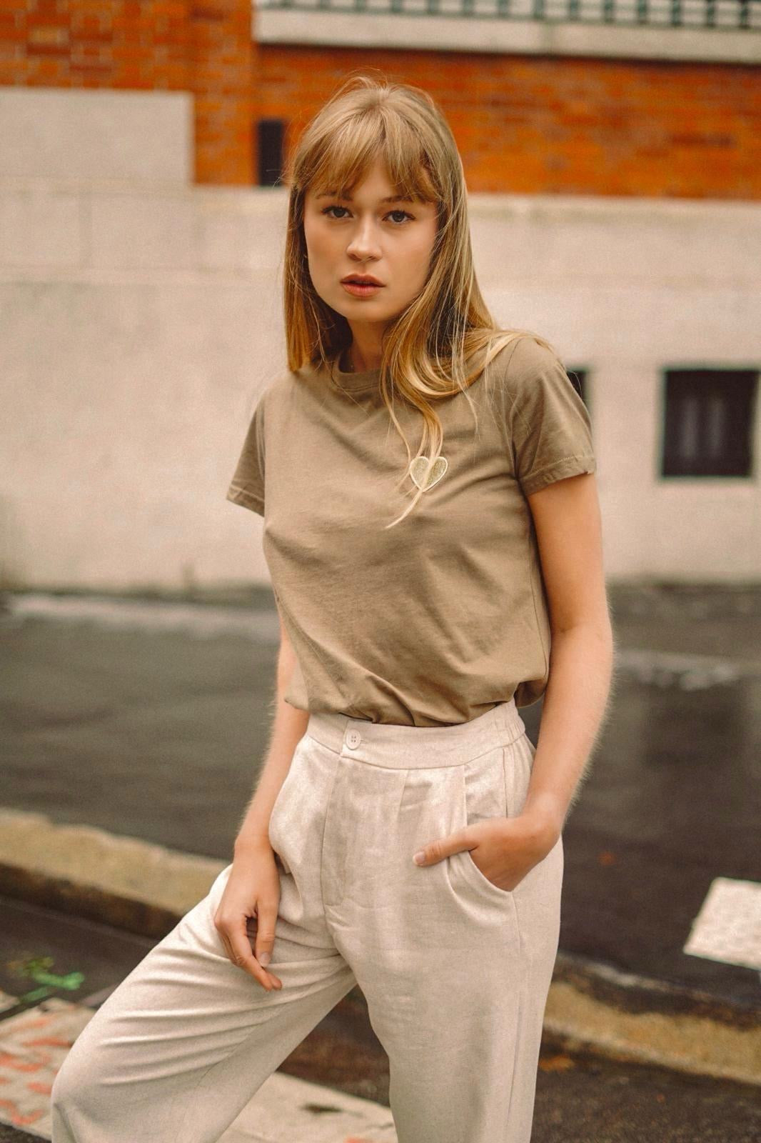 Tee shirt cœur brodé doré 💛 PIA Kaki - FIN DE SÉRIE