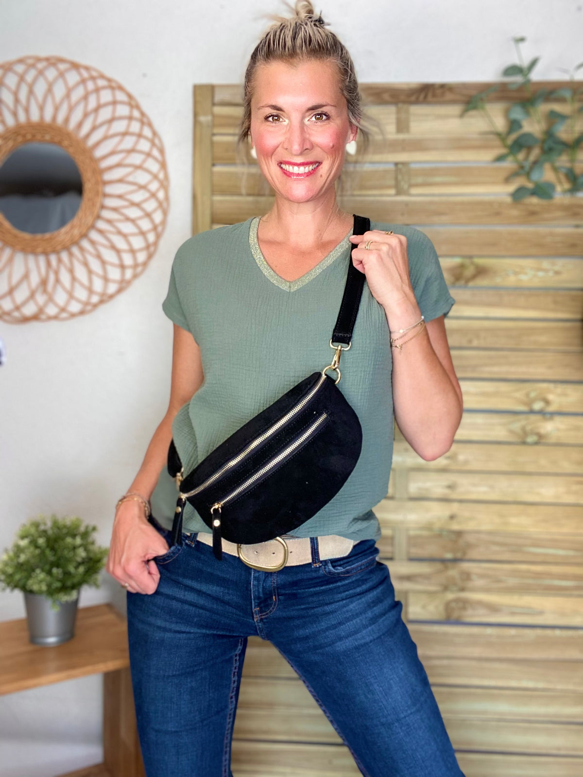 Sac banane en croûte de cuir + poche avant ALISON - Noir