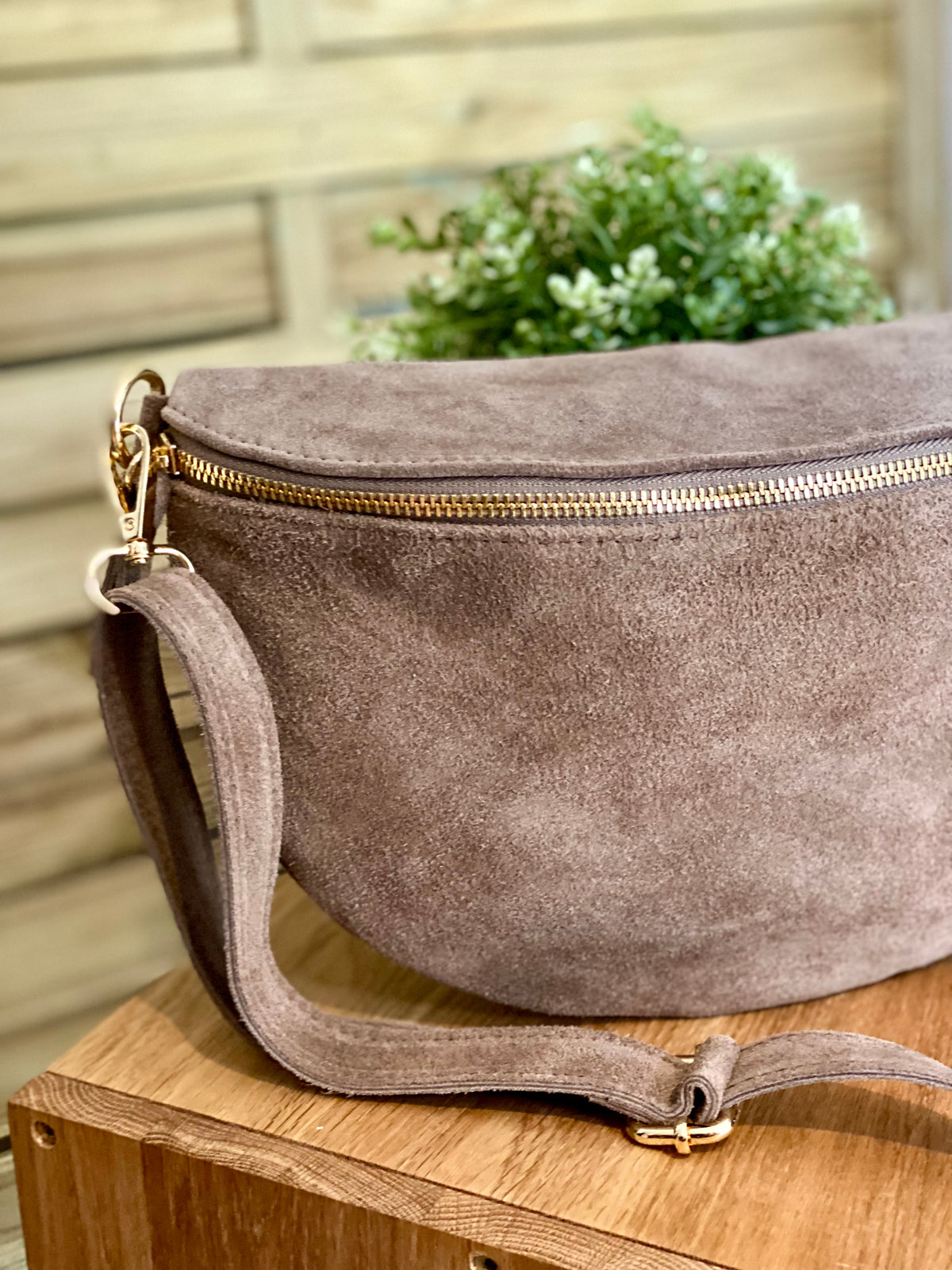 Sac banane XL en cuir velours 30cm JUDY - Taupe