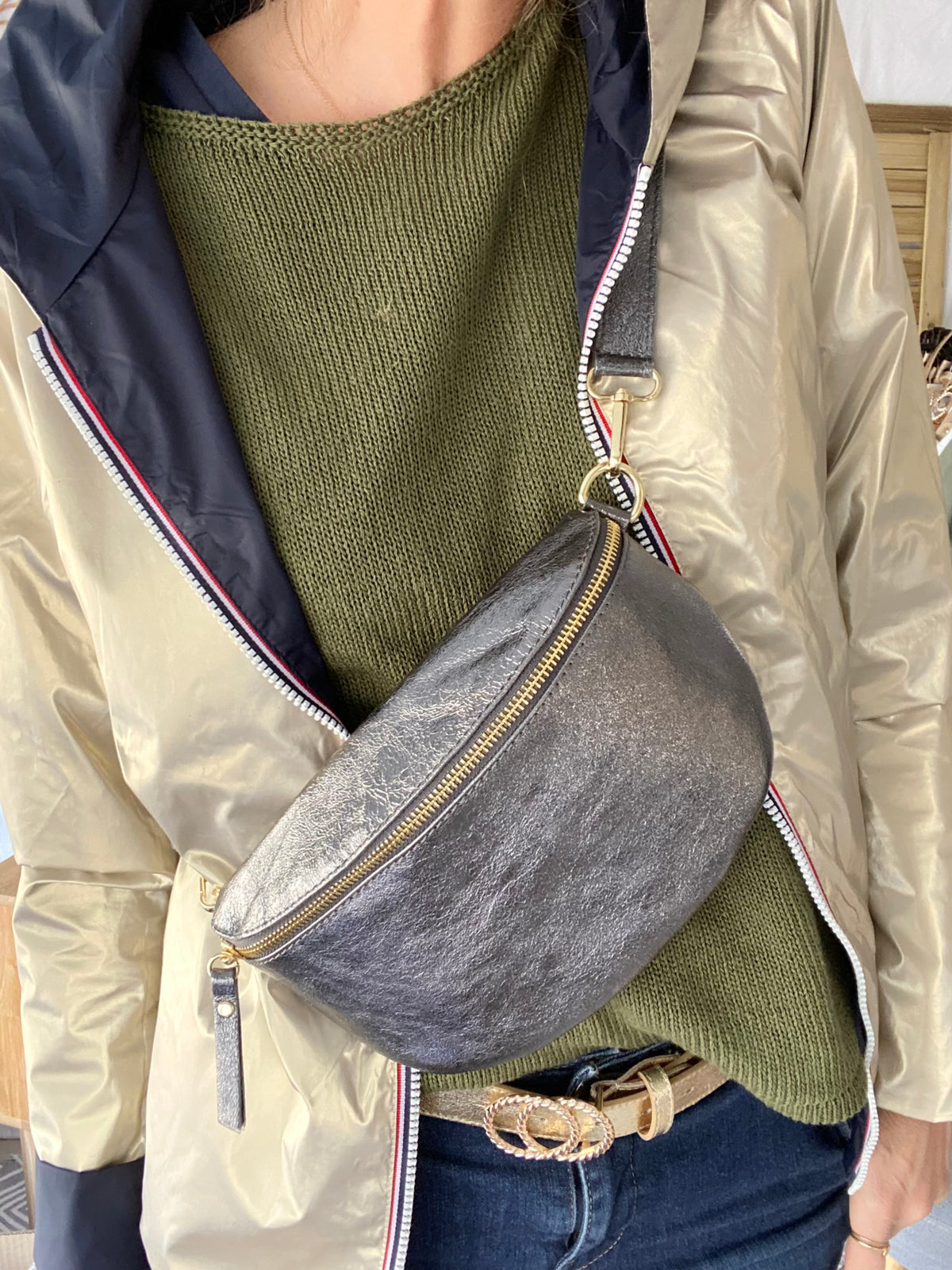 Sac banane M en cuir irisé 24cm ROMY Argent gris foncé (12 coloris)