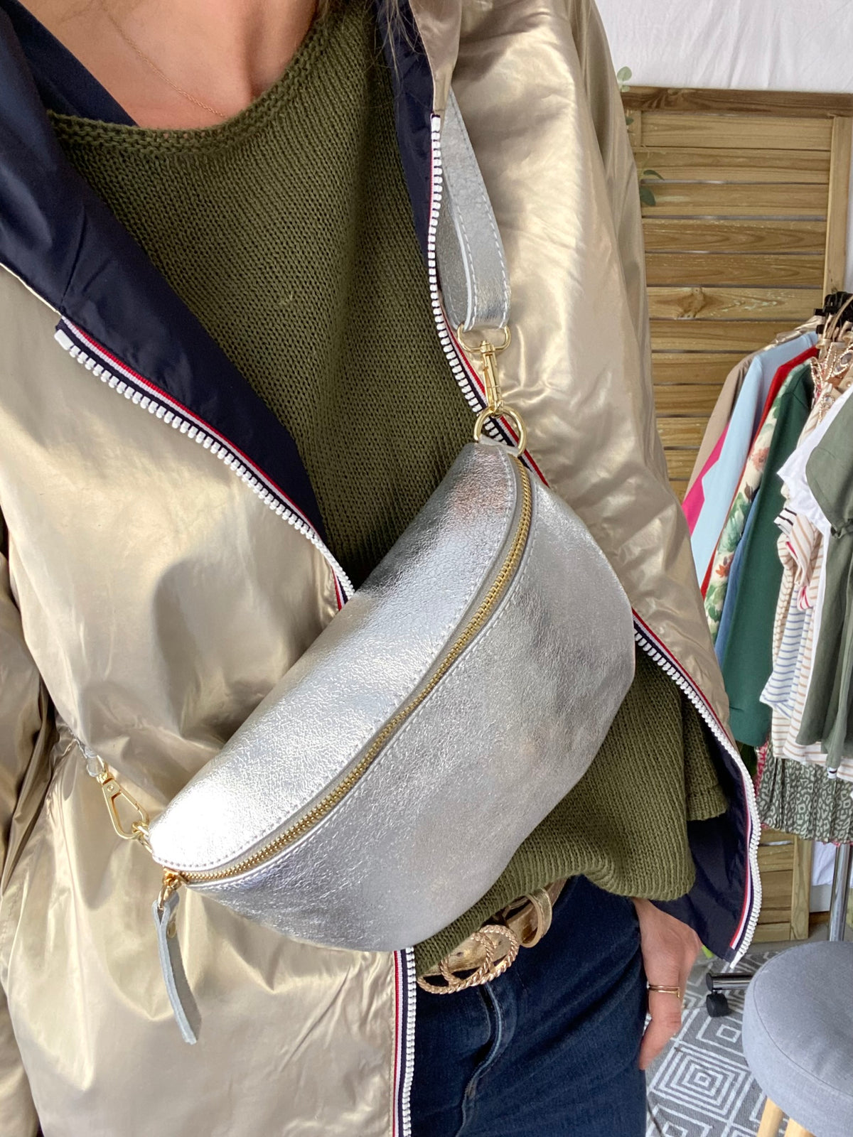 Sac banane M en cuir irisé 24cm ROMY Argent clair (12 coloris)