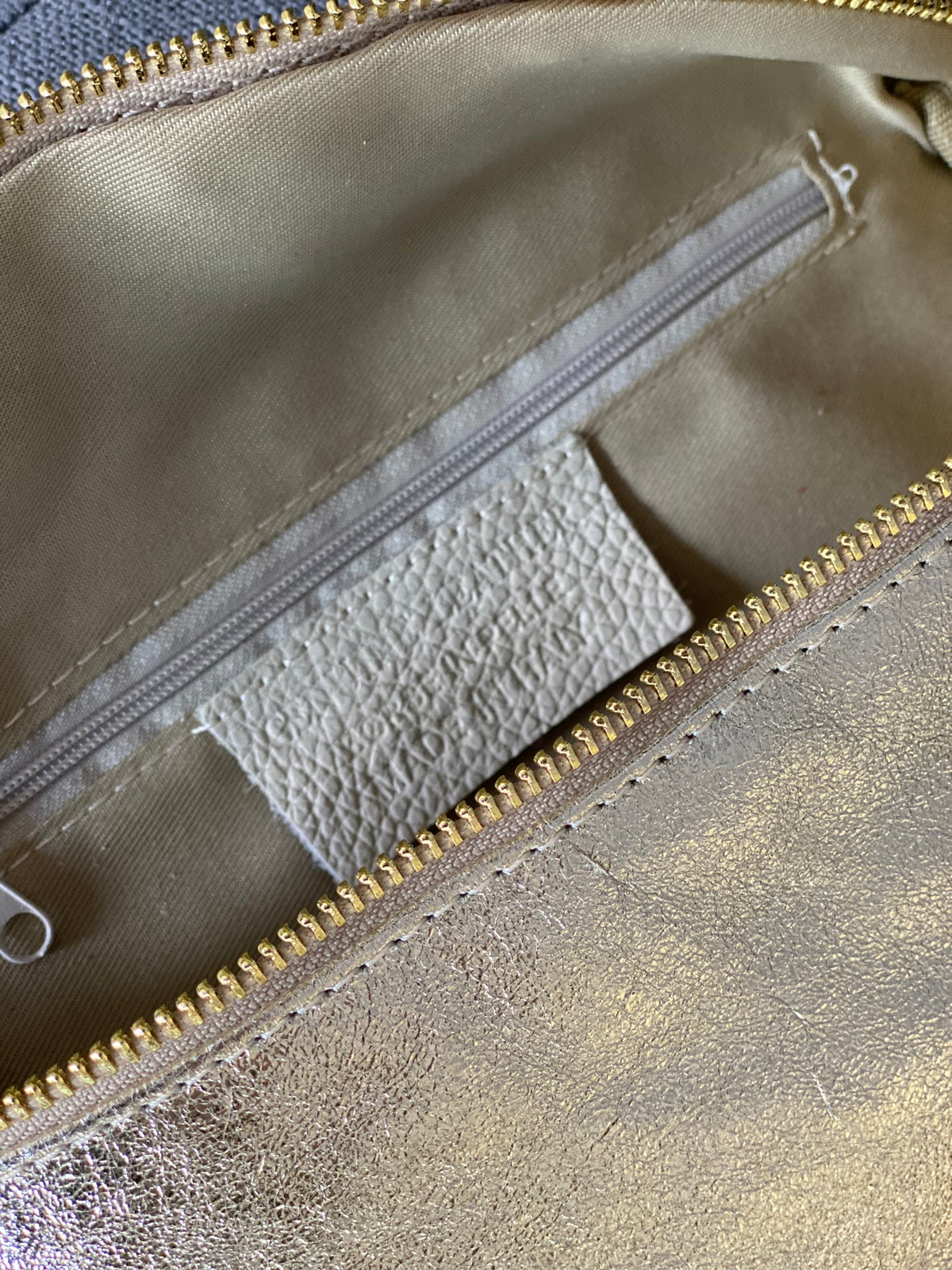 Sac banane M en cuir irisé 24cm ROMY Argent clair (12 coloris)