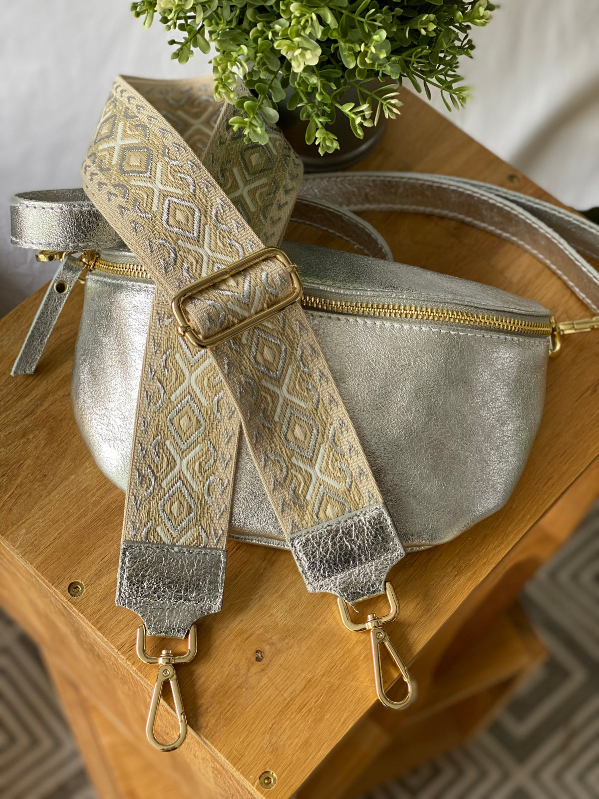 Sac banane M en cuir irisé 24cm ROMY Argent clair (12 coloris)