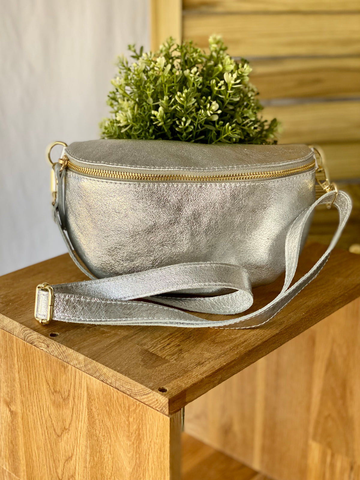 Sac banane M en cuir irisé 24cm ROMY Argent clair 
