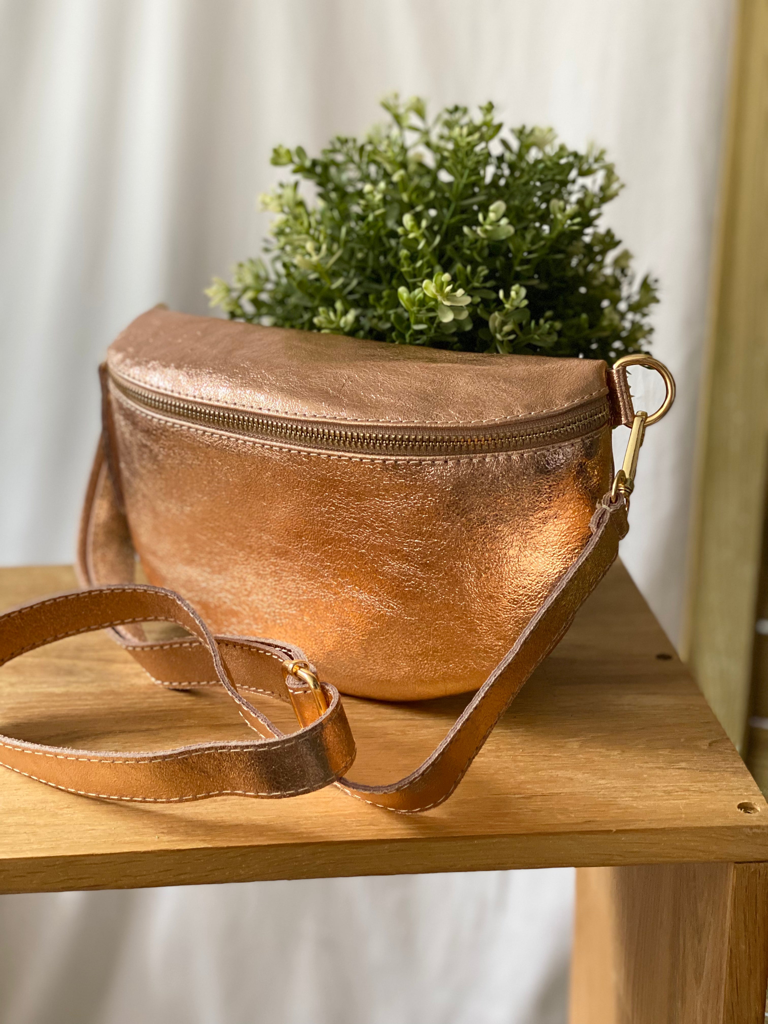 Sac banane M en cuir irisé 24cm ROMY Cuivre rosé 