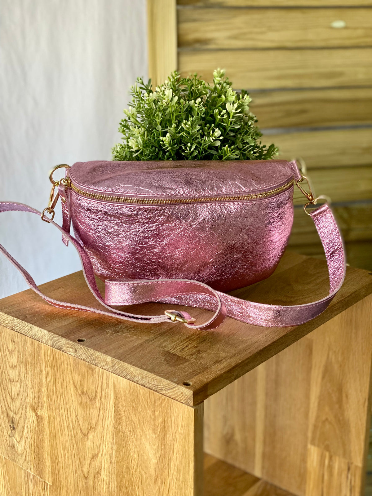 Sac banane M en cuir irisé 24cm ROMY Rose clair