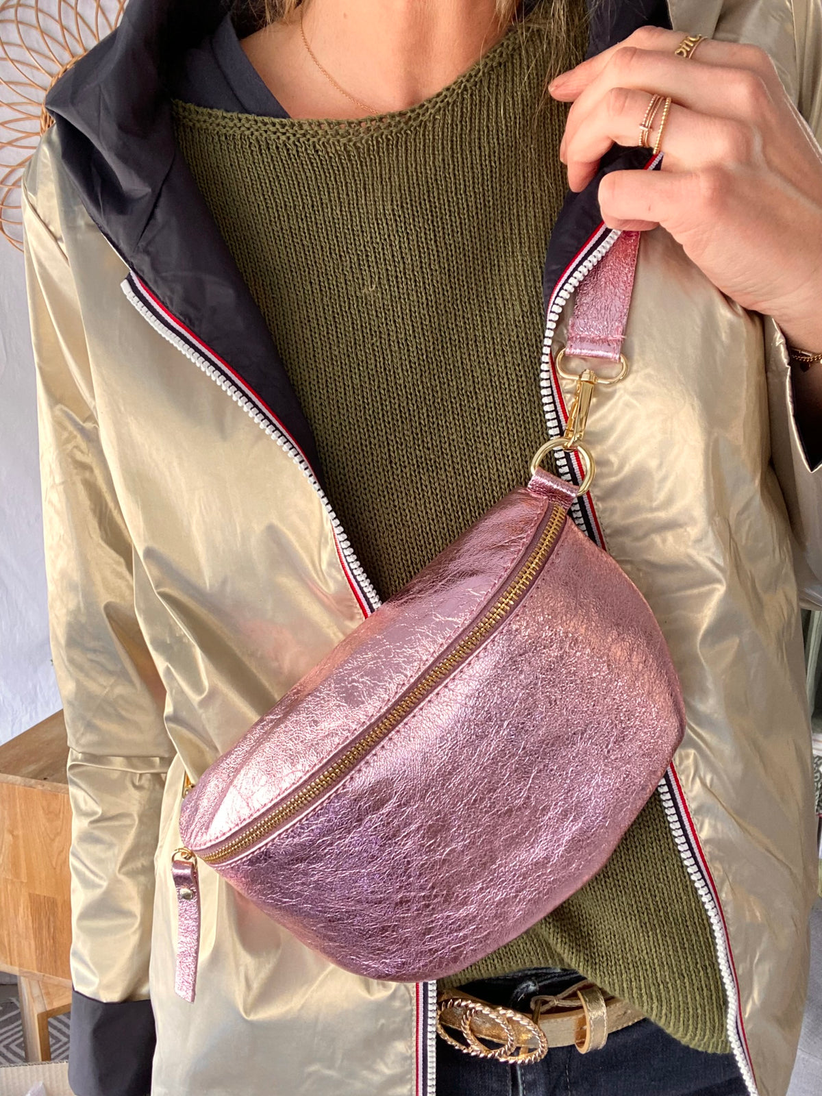 Sac banane M en cuir irisé 24cm ROMY Rose clair