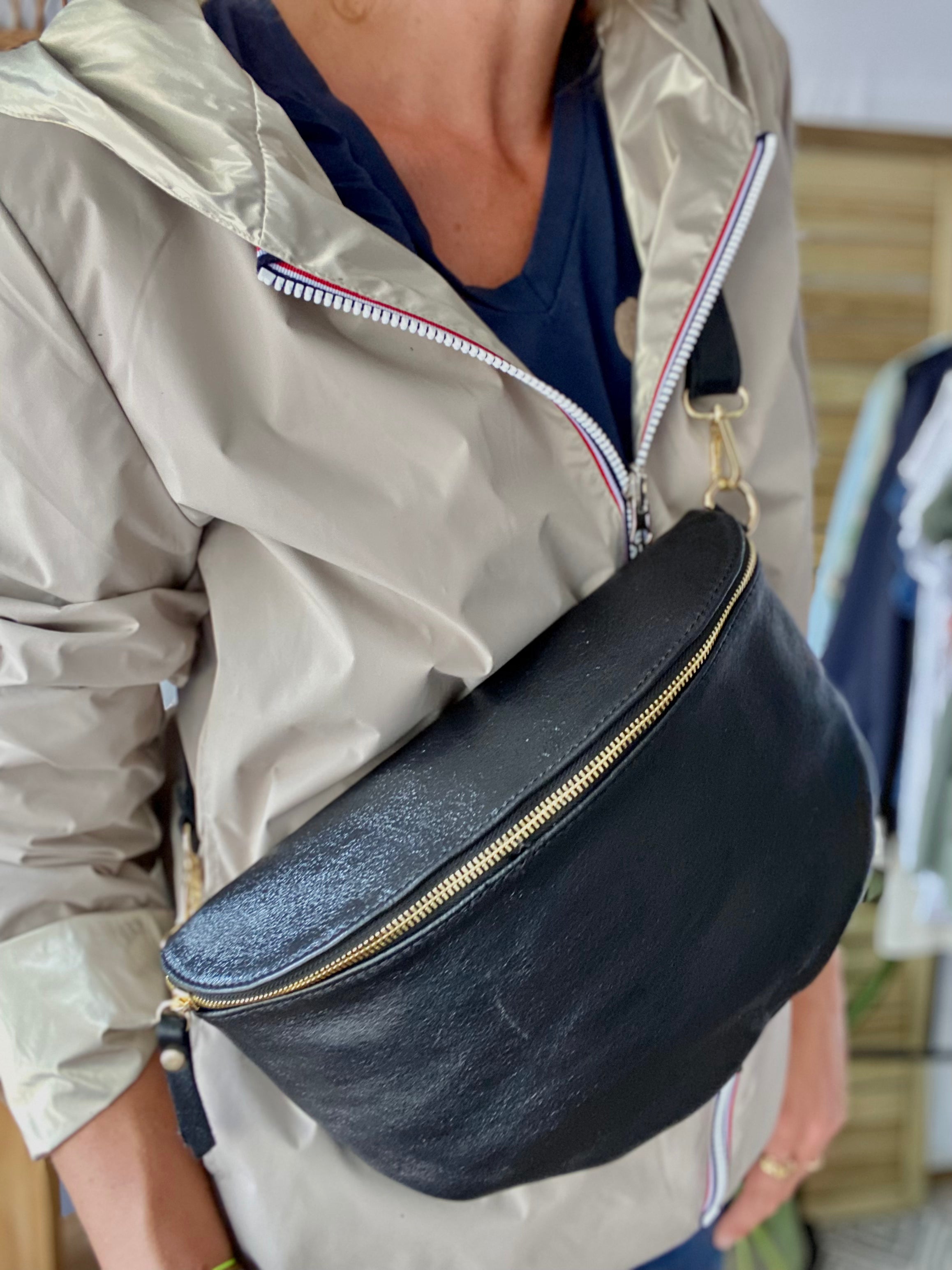 Sac banane XL en cuir irisé 30cm - JANIS - Noir